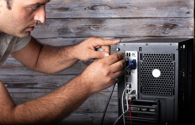 Computertechnicus assembleert een computer