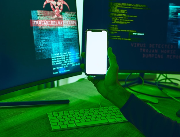 Computertelefoon of handen met mockup voor het hacken van softwareprogrammering of cyberbeveiliging Informatietechnologiescherm op mobiele app of hacker op dark web voor big data-update of webdesign 's nachts