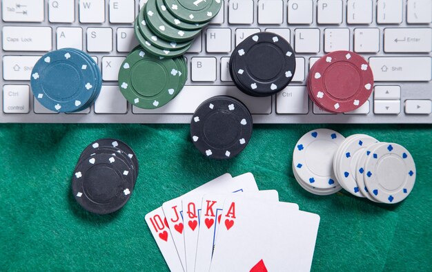 Computertoetsenbord, speelkaarten en chips. Online casino