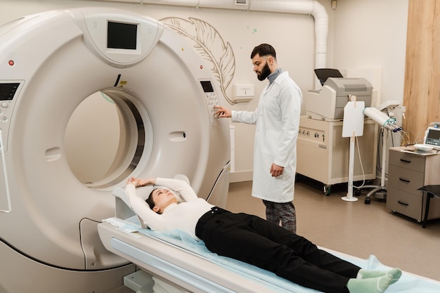 Computertomografie CT-scanproces voor onderzoek van de wervelkolom CT-scanning van de wervelkolomonderzoek voor beoordeling van herniatumoren omvang van verwondingen misvormingen van bloedvaten