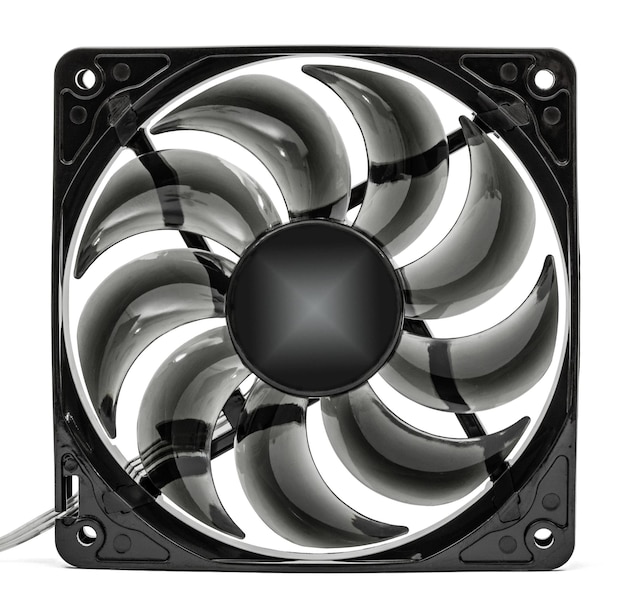 Computerventilator die op witte achtergrond wordt geïsoleerd