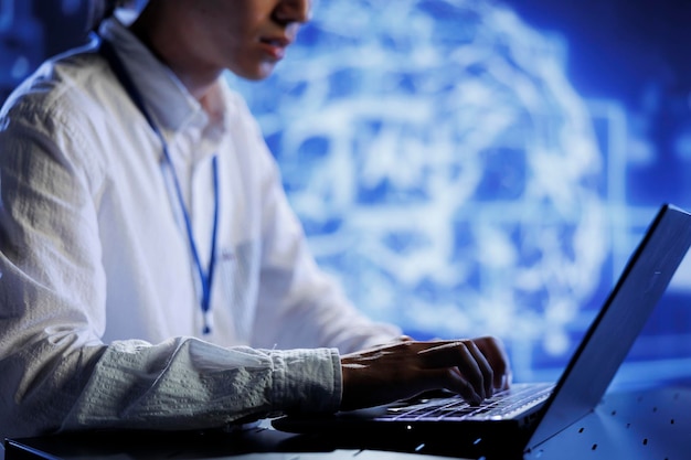 Computerwetenschapper die een AI-simulatie doet