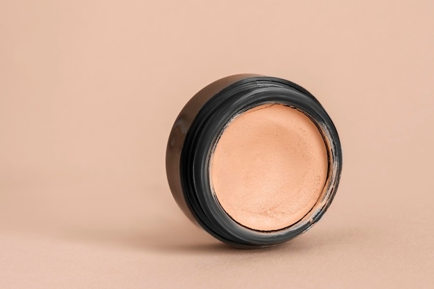 Concealer op beige achtergrond