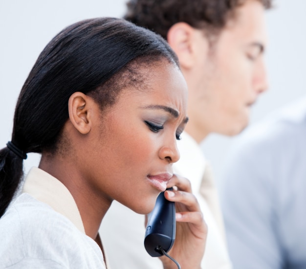 Концентрированный афро-американских бизнесмен говорить по телефону