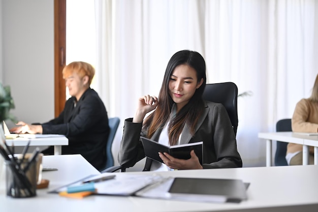 현대 사무실에서 일하는 집중된 비즈니스 여성.