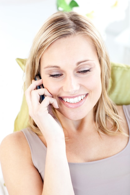 Concentrato donna caucasica parlando al telefono