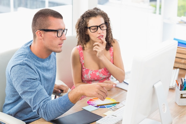 Foto colleghi concentrati che utilizzano computer portatile e digitalizzatore