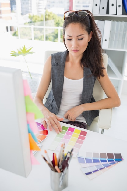 Redattore di foto femminile concentrato sul lavoro