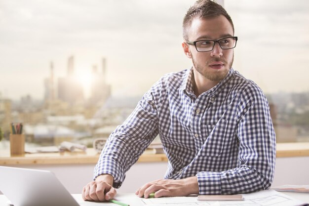 Photo concentrated man at workplace