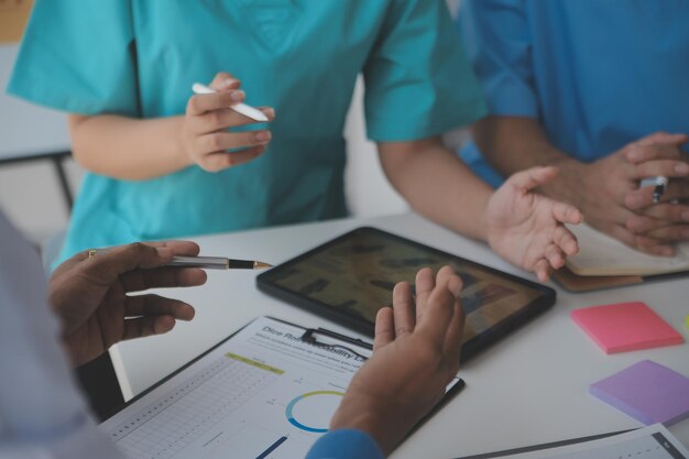 Photo concentrated medical team using laptop together in the office