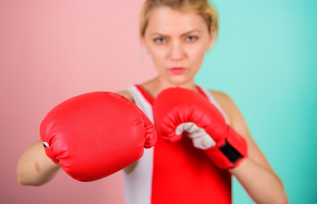 Foto concentrato sul pugno guantoni da boxe donna concentrati sull'attacco ragazza ambiziosa lotta guantoni da boxe diritti femminili ti caccerò via fiducioso nelle sue abilità di boxe la boxe migliora il temperamento e la volontà