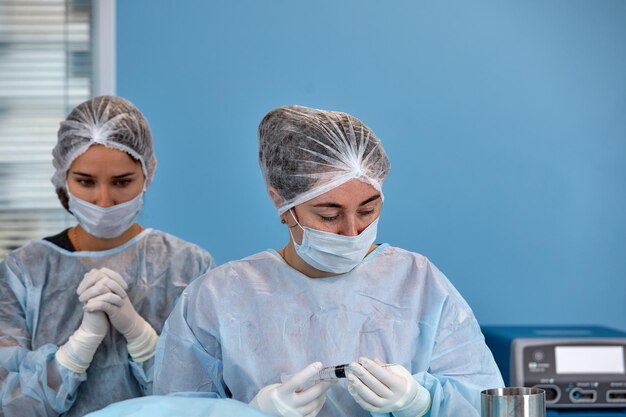 Equipe chirurgica concentrata che opera su un paziente in sala operatoria