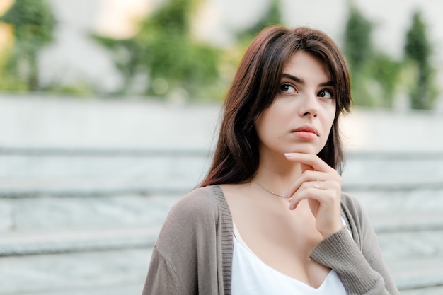 Pensiero concentrato della donna