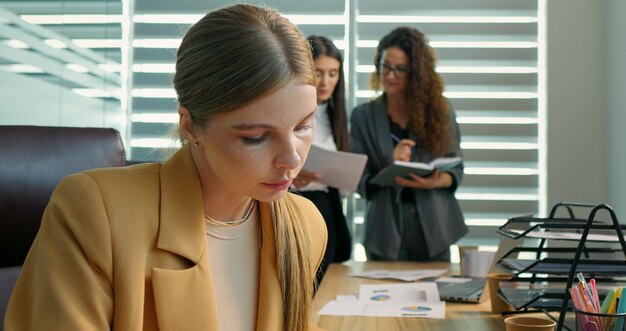 Foto donna concentrata che lavora online sul computer in ufficio