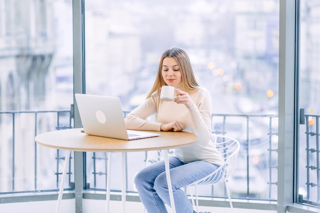 Сконцентрированная молодая деловая женщина или студентка, смотрящая на ноутбук h