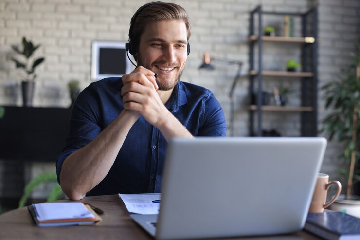 Photo concentrated young freelancer businessman using laptop for video conferance, working remotely online at home.