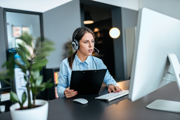 Giovani donne concentrate che lavorano nel centro di supporto.