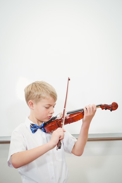 Concentrating Student speelt een viool