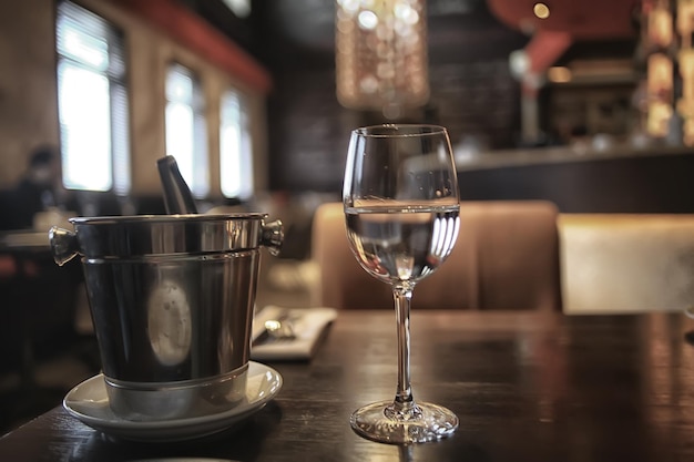 Concept alcohol glas / mooi glas, wijn restaurant proeven gerijpte wijn