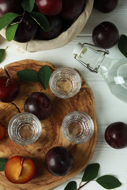 Concetto di alcol con vodka alla prugna, vista dall'alto