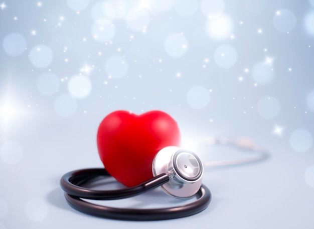 Фоновый стетоскоп концепции и красное сердце со стетоскопом медицинского страхования и красным сердцем проверяют сердце инструмент здравоохранения для проверки сердца на белом фоне изолированного фона карты