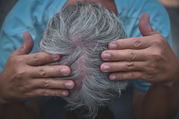 Concetto di capelli calvi, capelli grigi negli uomini anziani