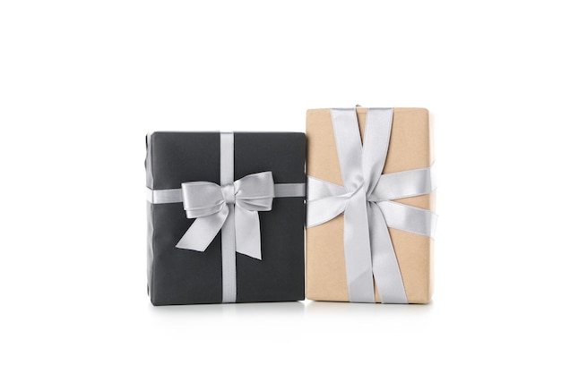 흰색 배경에 고립 된 아름 다운 크리스마스 선물 선물 상자의 개념