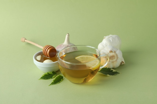 Concept behandelingsverkoudheid met honing en knoflook op groene achtergrond