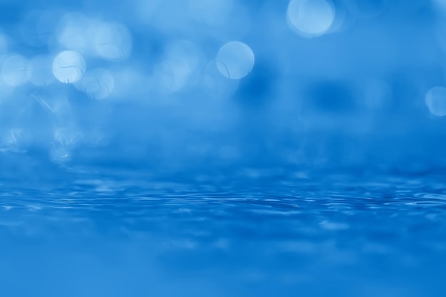 concept blauwe abstracte achtergrond water / oceaan, meergolven op water, weerspiegeling van rimpelingen op de rivier