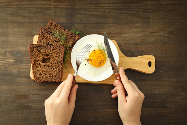 맛있는 음식 평면도와 함께 아침 식사의 개념