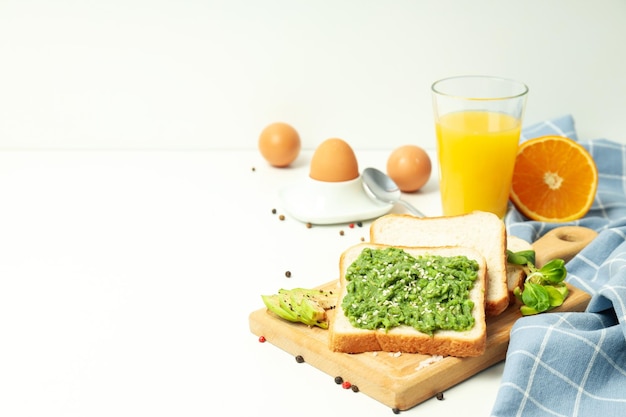 Concetto di colazione con gustoso panino fatto in casa