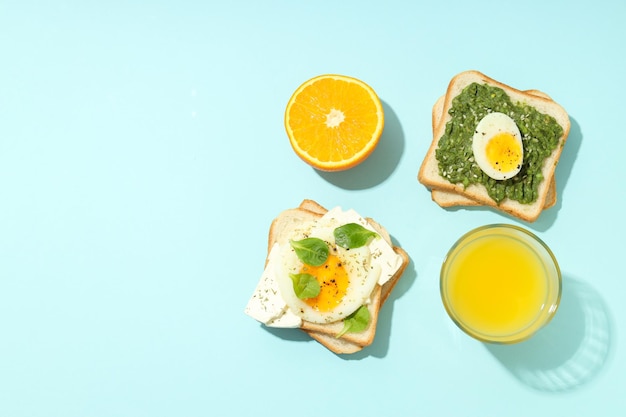 Concetto di colazione con gustoso panino fatto in casa