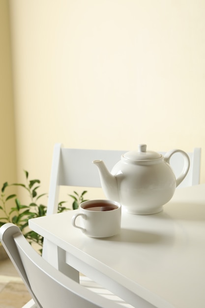 白いテーブルの上のお茶と朝食の概念