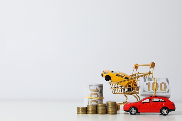 Концепция покупки и страхования автомобиля с игрушечным автомобилем