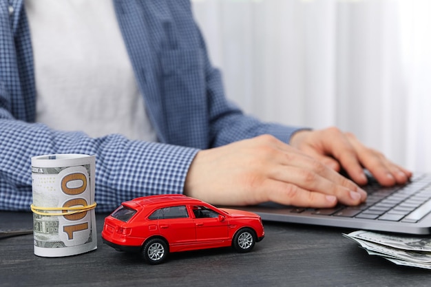 Foto concetto di acquisto di auto e assicurazione con macchinina