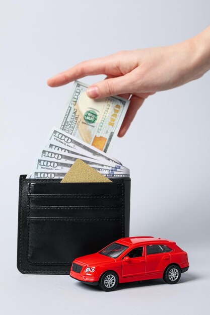 Концепция покупки и страхования автомобиля с игрушечным автомобилем