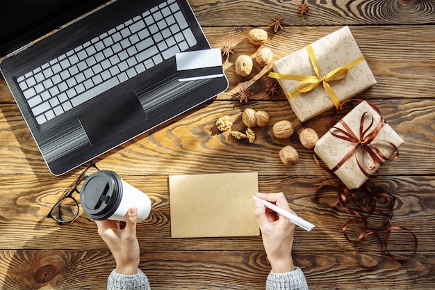 Foto il concetto della celebrazione, del nuovo anno, dello shopping online e della tecnologia