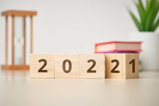 木製の立方体で2021年から2022年に年を変更するという概念。