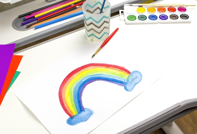 Foto il concetto del disegno di un bambino è un arcobaleno