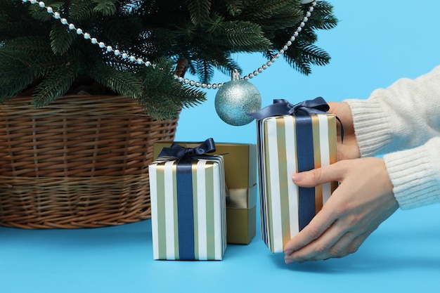 Concetto di natale e felice anno nuovo mani femminili che tengono scatola regalo