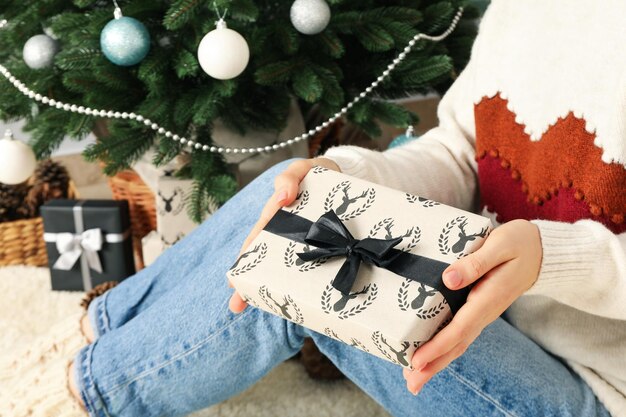 Concetto di natale e felice anno nuovo donna in possesso di confezione regalo