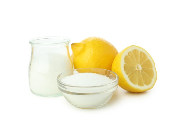 Concetto di prodotti per la pulizia acido al limone isolato su sfondo bianco