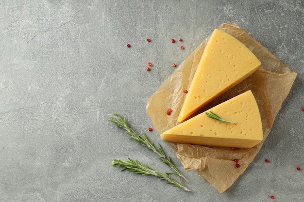 질감 있는 배경에 단단한 치즈와 함께 먹는 요리의 개념
