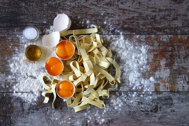 Foto il concetto di cucinare pasta all'uovo fatta in casa.