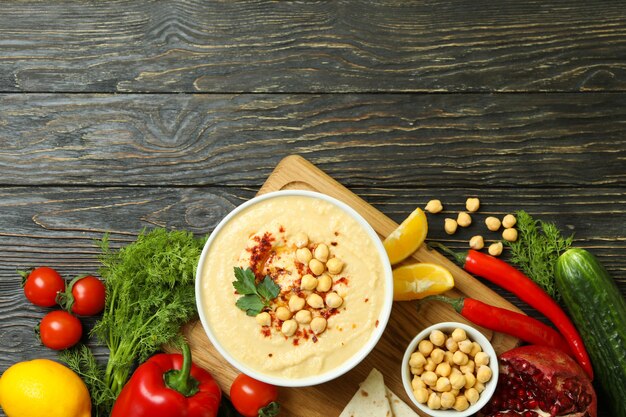 Concetto di cucina hummus sulla parete in legno