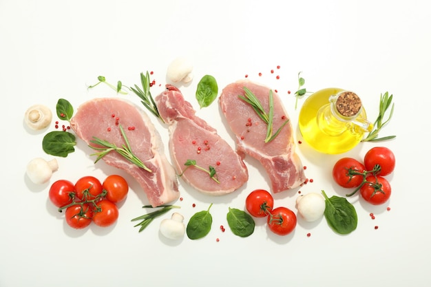 Концепция приготовления пищи с сырым мясом и ингредиентами
