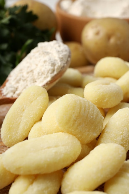 Concetto di cottura con gnocchi di patate crude, primo piano