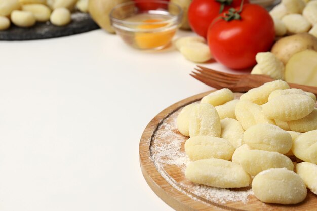 Concetto di cucina con gnocchi di patate crude spazio per il testo