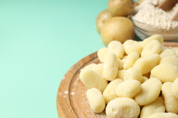 Concetto di cucina con gnocchi di patate crude spazio per il testo