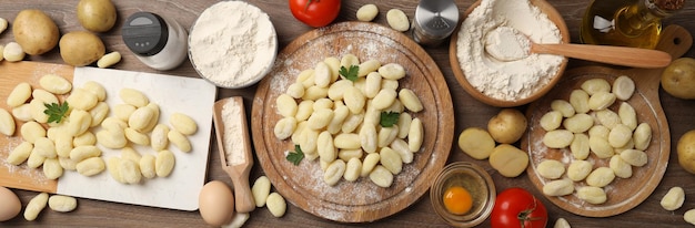 Concetto di cottura con vista dall'alto di gnocchi di patate crude